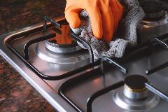 Cleaning natural gas stove top