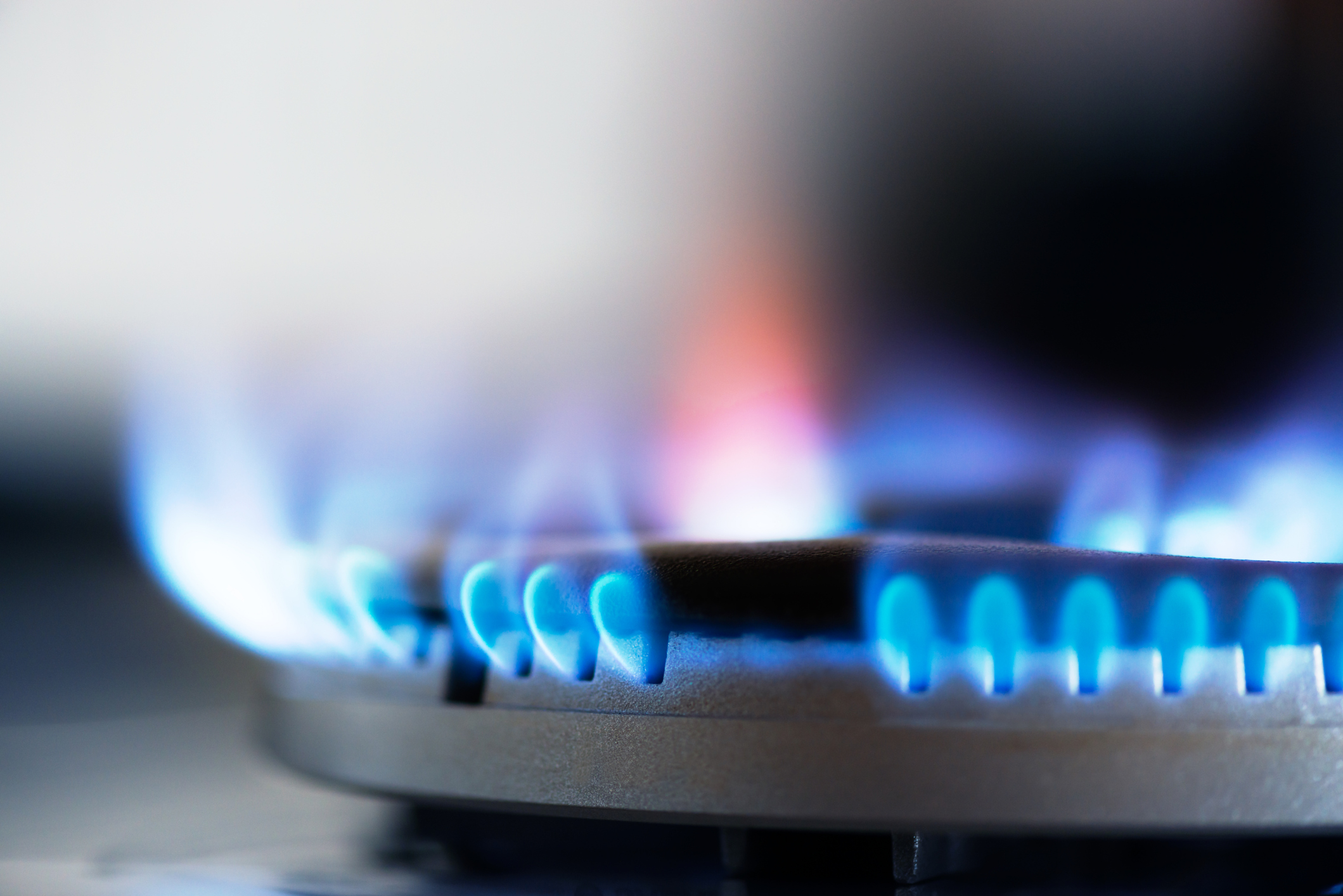 Natural gas burner with blue flames